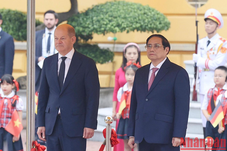 Канцлер ФРГ Олаф Шольц находится во Вьетнаме с официальным визитом 13 и 14 ноября. Канцлер ФРГ Олаф Шольц находится во Вьетнаме с официальным визитом 13 и 14 ноября.