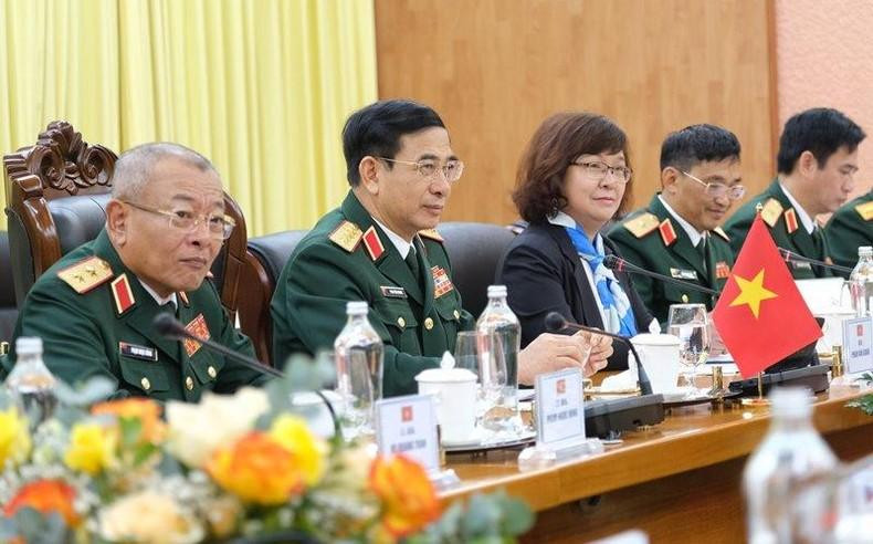 Министр Фан Ван Жанг на переговорах. Министр Фан Ван Жанг на переговорах.