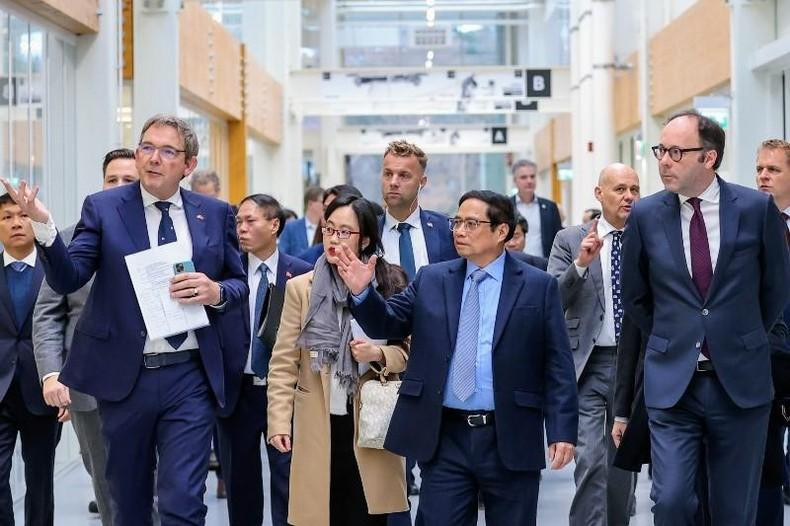 Премьер-министр Фам Минь Тьинь посещает Центр высоких технологий Brainport. Фото: Нят Бак Премьер-министр Фам Минь Тьинь посещает Центр высоких технологий Brainport. Фото: Нят Бак