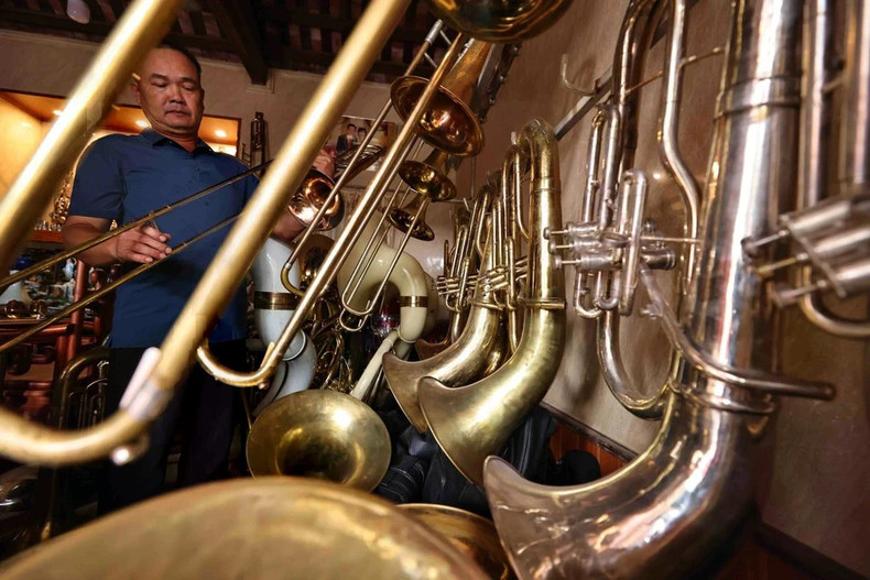 Нгуен Ван Хыонг проверяет духовный инструмент. Нгуен Ван Хыонг проверяет духовный инструмент.