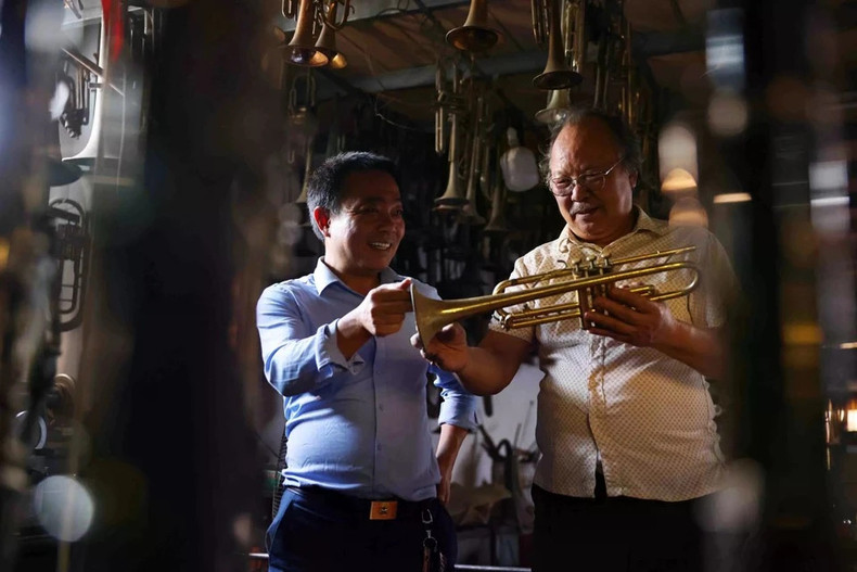 Такие семьи, как семья Нгуен Ван Кыонга, поддерживали эту традицию десятилетиями. Его отец, Нгуен Ван Бьен, был одним из первых, кто практиковал это ремесло в 1950-х годах. Такие семьи, как семья Нгуен Ван Кыонга, поддерживали эту традицию десятилетиями. Его отец, Нгуен Ван Бьен, был одним из первых, кто практиковал это ремесло в 1950-х годах.