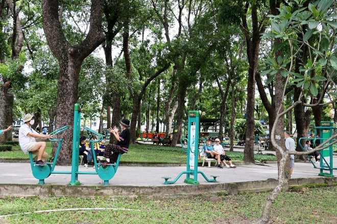 Жители занимаются спортом в парке им. Хоанг Ван Тху (район Танбинь, г. Хошимин). Фото: ВИA Жители занимаются спортом в парке им. Хоанг Ван Тху (район Танбинь, г. Хошимин). Фото: ВИA