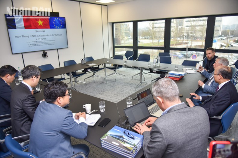 Посол Динь Тоан Тханг призвал инвесторов из региона Эльзас искать возможности сотрудничества во Вьетнаме. Фото: Минь Зюи Посол Динь Тоан Тханг призвал инвесторов из региона Эльзас искать возможности сотрудничества во Вьетнаме. Фото: Минь Зюи