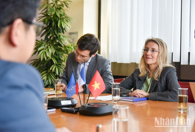 Посол Динь Тоан Тханг на встрече с Вице-президентом Страсбургского столичного округа Анн-Мари Жан. Фото: Минь Зюи Посол Динь Тоан Тханг на встрече с Вице-президентом Страсбургского столичного округа Анн-Мари Жан. Фото: Минь Зюи