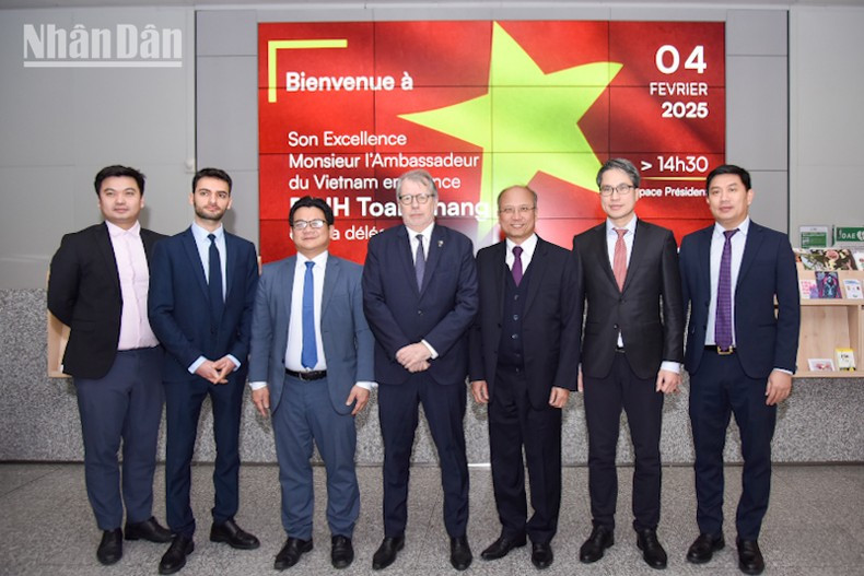 Вьетнамская делегация на встрече с Председателем Регионального совета Гранд-Эст Кристианом Дебевом. Фото: Минь Зюи Вьетнамская делегация на встрече с Председателем Регионального совета Гранд-Эст Кристианом Дебевом. Фото: Минь Зюи