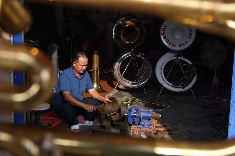 Производство латунных инструментов Фамфао отличается тем, что в нем используется ручной труд. Латунные трубы вручную расплющиваются и формируются в инструменты, для изготовления сложных деталей используются только самодельные гибочные станки и токарные станки для токарной обработки. Производство латунных инструментов Фамфао отличается тем, что в нем используется ручной труд. Латунные трубы вручную расплющиваются и формируются в инструменты, для изготовления сложных деталей используются только самодельные гибочные станки и токарные станки для токарной обработки.