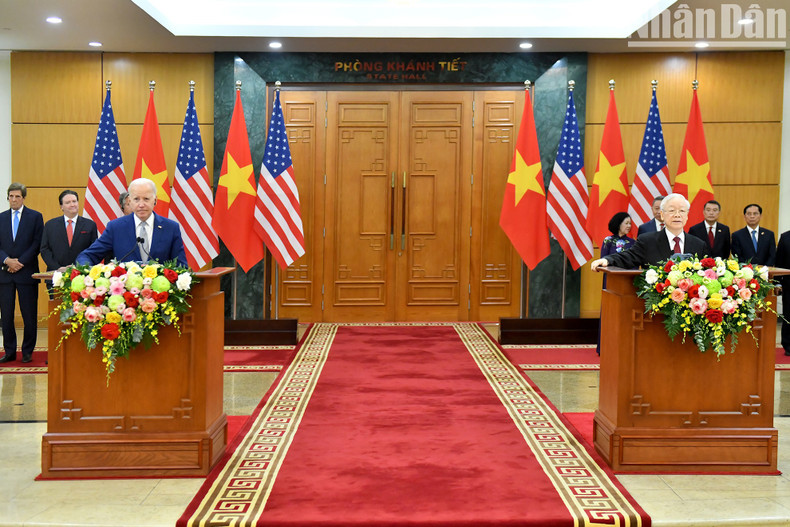 Генеральный секретарь ЦК КПВ Нгуен Фу Чонг и Президент США Джо Байден на пресс-конференции. Генеральный секретарь ЦК КПВ Нгуен Фу Чонг и Президент США Джо Байден на пресс-конференции.