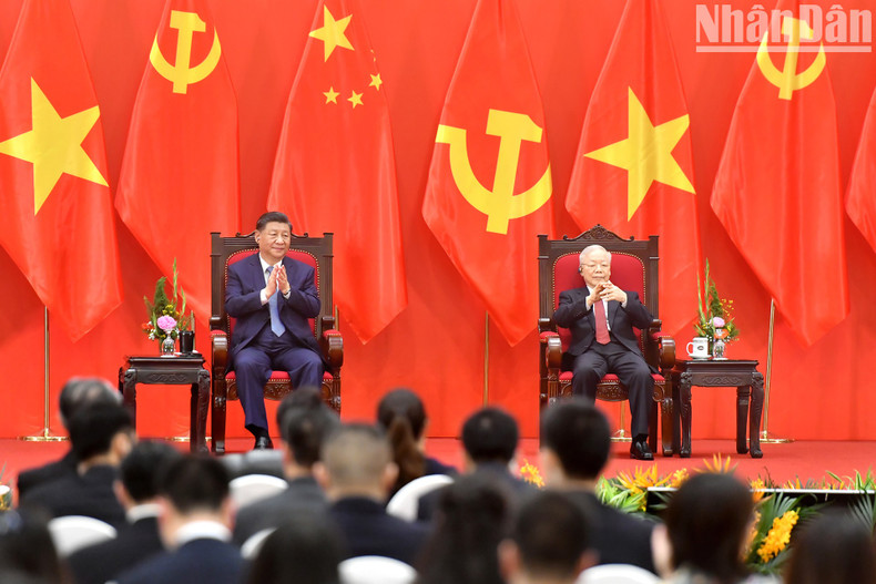 Генеральный секретарь ЦК КПВ Нгуен Фу Чонг и Генеральный секретарь ЦК КПК, Председатель КНР Си Цзиньпин на встрече с деятелями дружбы и молодыми людьми Вьетнама и Китая. Генеральный секретарь ЦК КПВ Нгуен Фу Чонг и Генеральный секретарь ЦК КПК, Председатель КНР Си Цзиньпин на встрече с деятелями дружбы и молодыми людьми Вьетнама и Китая.