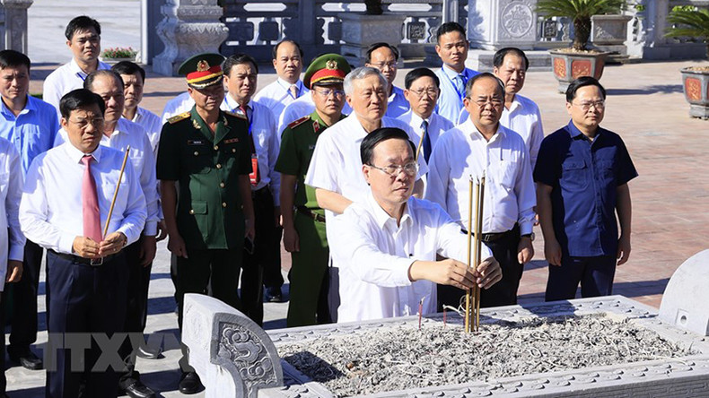 Президент Во Ван Тхыонг зажигает благовония у Памятника особого государственного значения – Места победы Сыонгжанг. Фото: ВИА Президент Во Ван Тхыонг зажигает благовония у Памятника особого государственного значения – Места победы Сыонгжанг. Фото: ВИА