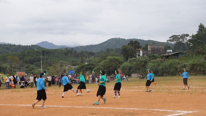 Оживленные соревнования среди футболисток. Оживленные соревнования среди футболисток.