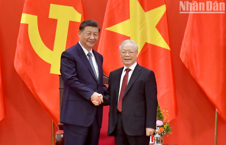 Генеральный секретарь Центрального комитета (ЦК) Коммунистической партии Вьетнама (КПВ) Нгуен Фу Чонг и Генеральный секретарь ЦК Коммунистической партии Китая (КПК), Председатель Китайской Народной Республики (КНР) Си Цзиньпин на встрече с деятелями дружбы и молодыми людьми Вьетнама и Китая (13 декабря). Генеральный секретарь Центрального комитета (ЦК) Коммунистической партии Вьетнама (КПВ) Нгуен Фу Чонг и Генеральный секретарь ЦК Коммунистической партии Китая (КПК), Председатель Китайской Народной Республики (КНР) Си Цзиньпин на встрече с деятелями дружбы и молодыми людьми Вьетнама и Китая (13 декабря).