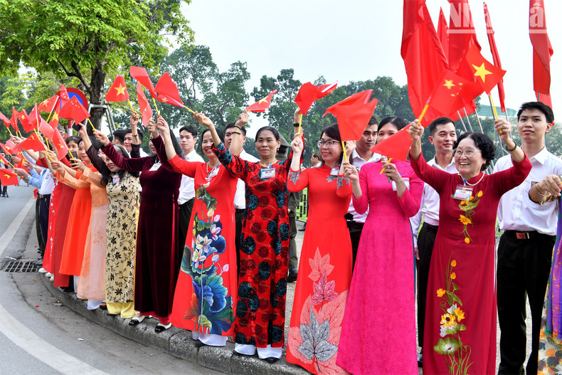 Жители Ханоя приветствуют Генерального секретаря ЦК КПК, Председателя КНР Си Цзиньпина с супругой по случаю его визита во Вьетнам. Жители Ханоя приветствуют Генерального секретаря ЦК КПК, Председателя КНР Си Цзиньпина с супругой по случаю его визита во Вьетнам.