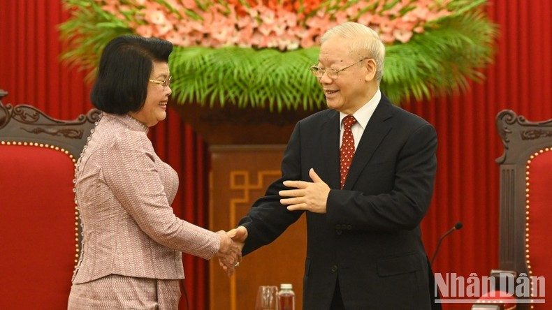 Генеральный секретарь ЦК КПВ Нгуен Фу Чонг приветствует Председателя НА Камбоджи Самдек Кхуон Судари. Генеральный секретарь ЦК КПВ Нгуен Фу Чонг приветствует Председателя НА Камбоджи Самдек Кхуон Судари.