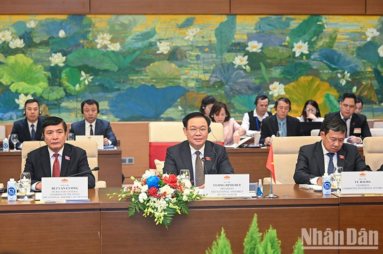 Председатель НС Выонг Динь Хюэ выступает на переговорах. Фото: Зюи Линь Председатель НС Выонг Динь Хюэ выступает на переговорах. Фото: Зюи Линь