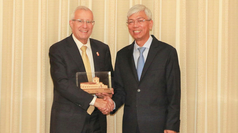 Заместитель председателя Народного комитета г. Хошимина Во Ван Хоан и Министр экономического развития, создания рабочих мест и торговли Онтарио Вик Федели. Фото: ВИА Заместитель председателя Народного комитета г. Хошимина Во Ван Хоан и Министр экономического развития, создания рабочих мест и торговли Онтарио Вик Федели. Фото: ВИА