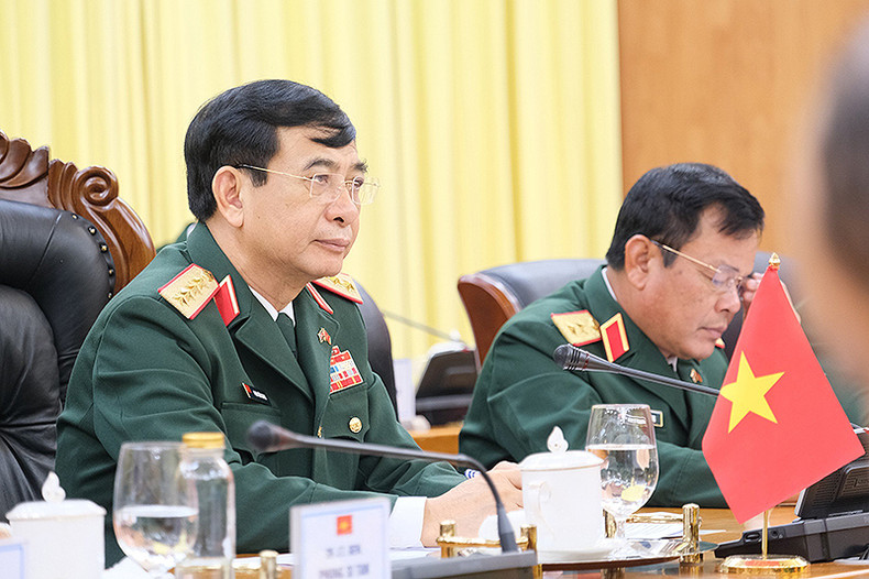 Министр обороны генерал армии Фан Ван Жанг выступает на переговорах. Министр обороны генерал армии Фан Ван Жанг выступает на переговорах.
