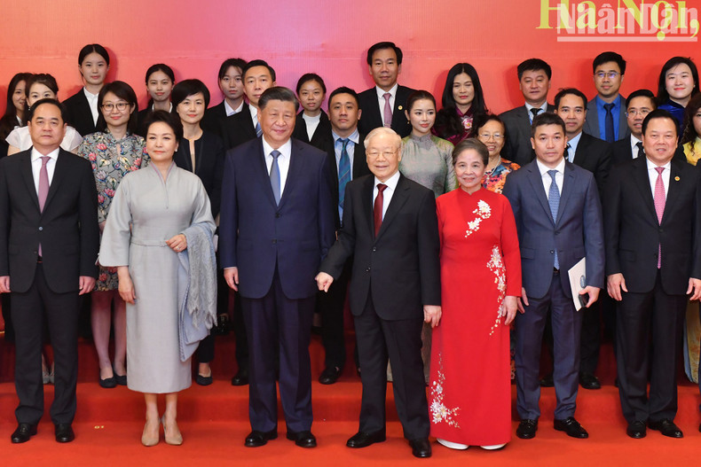 Генеральный секретарь ЦК КПВ Нгуен Фу Чонг с супругой, Генеральный секретарь ЦК КПК, Председатель КНР Си Цзиньпин с супругой и делегаты принимают участие во встрече с деятелями дружбы и молодыми людьми Вьетнама и Китая. Генеральный секретарь ЦК КПВ Нгуен Фу Чонг с супругой, Генеральный секретарь ЦК КПК, Председатель КНР Си Цзиньпин с супругой и делегаты принимают участие во встрече с деятелями дружбы и молодыми людьми Вьетнама и Китая.