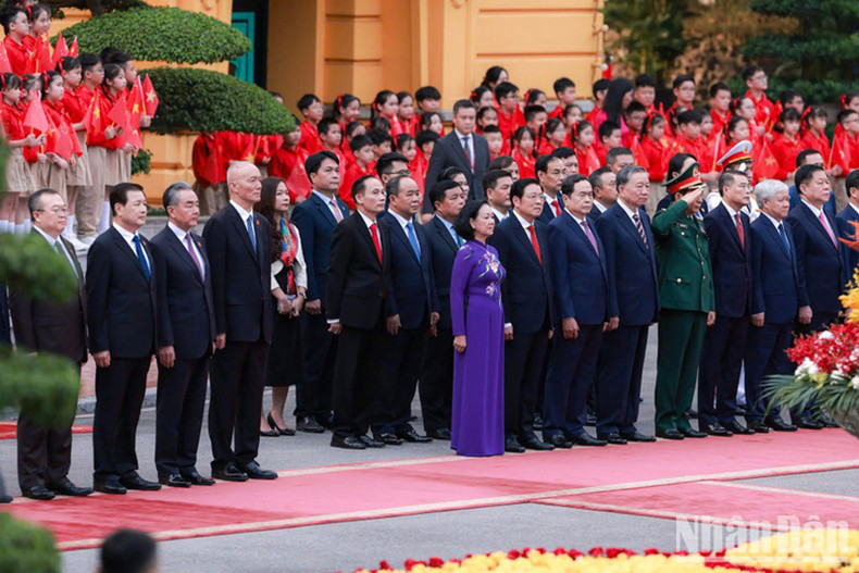 Вьетнамские и китайские делегаты на церемонии встречи. Фото: Зюи Линь – Хай Чунг Вьетнамские и китайские делегаты на церемонии встречи. Фото: Зюи Линь – Хай Чунг