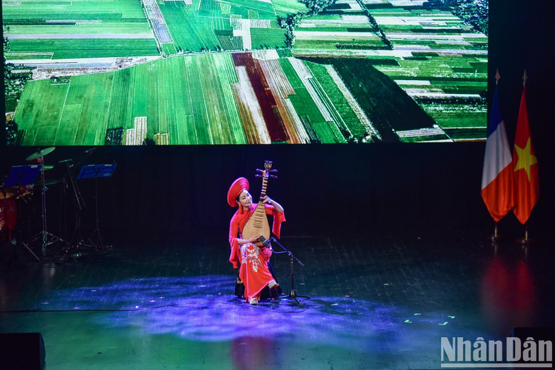 Это специальное мероприятие организовано Министерством культуры, спорта и туризма Вьетнама совместно с Посольством Вьетнама во Франции с целью распространения уникальных культурных ценностей Вьетнама и чествованитесных отношений сотрудничества между двумя странами.