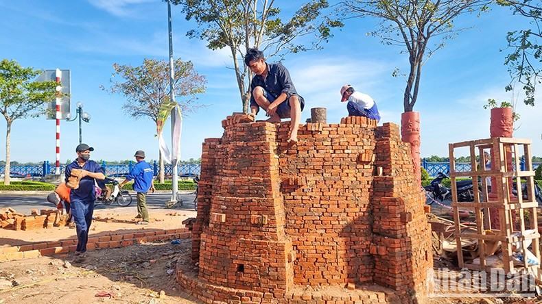 Каждая печь построена примерно из 15 тысяч мелких кирпичей. Каждая печь построена примерно из 15 тысяч мелких кирпичей.