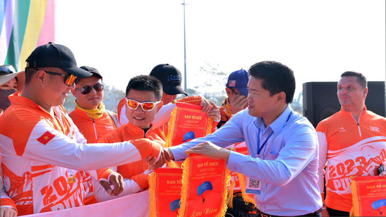 Руководитель провинции Лайтяу вручает спортсменам сувенирные флаги.