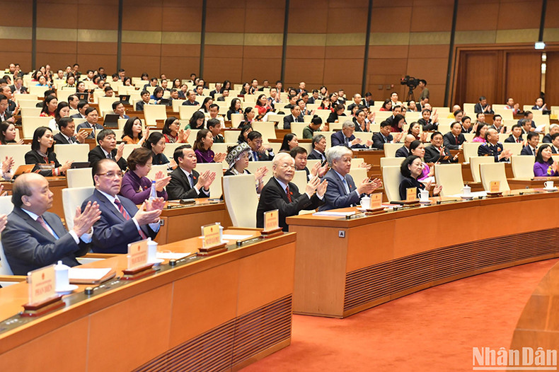 Действующие и бывшие руководители Партии и Государства и депутаты НС на церемонии закрытия 6-й сессии НС XV созыва. Фото: Данг Кхоа Действующие и бывшие руководители Партии и Государства и депутаты НС на церемонии закрытия 6-й сессии НС XV созыва. Фото: Данг Кхоа