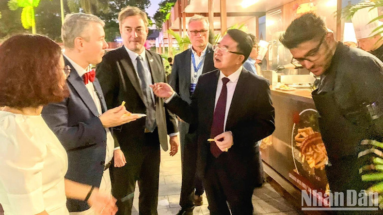 Руководители Хайфона и Посол Бельгии во Вьетнаме посещают стенды на фестивале. Руководители Хайфона и Посол Бельгии во Вьетнаме посещают стенды на фестивале.