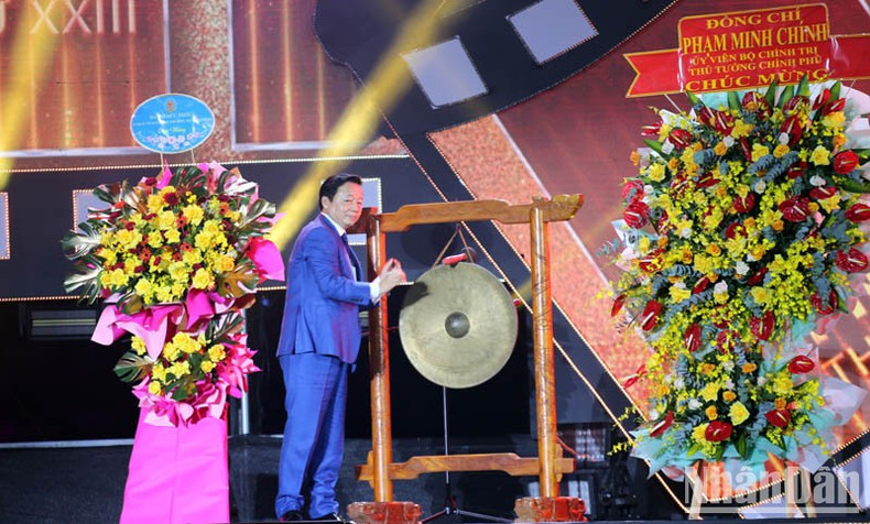 Вице-премьер Чан Хонг Ха ударил в гонг в знак открытия 23-го Вьетнамского кинофестиваля. Вице-премьер Чан Хонг Ха ударил в гонг в знак открытия 23-го Вьетнамского кинофестиваля.