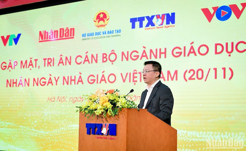 Товарищ Ле Куок Минь выступает со вступительной речью. Фото: Тхань Дат