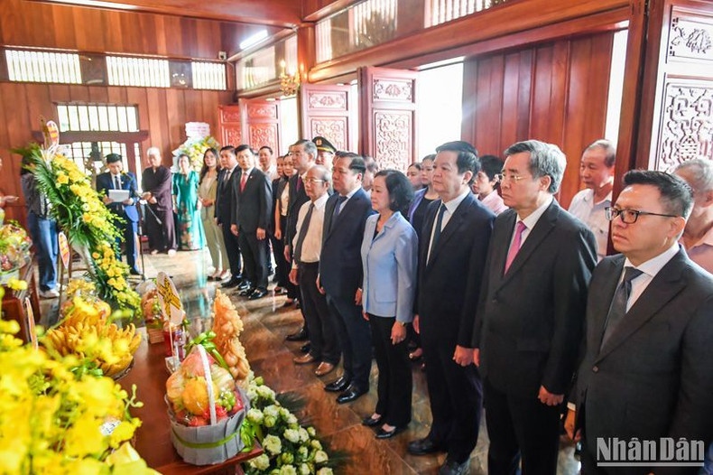 Руководители воскуряют благовония в мемориальном доме Дяди Хо. Фото: Тхань Дат Руководители воскуряют благовония в мемориальном доме Дяди Хо. Фото: Тхань Дат