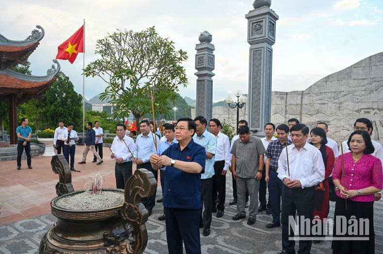 Председатель НС Выонг Динь Хюэ и делегаты воскуряют благовония в Храме Президента Хо Ши Мина на Северо-Западной площади города Шонла. Фото: Зюи Линь Председатель НС Выонг Динь Хюэ и делегаты воскуряют благовония в Храме Президента Хо Ши Мина на Северо-Западной площади города Шонла. Фото: Зюи Линь