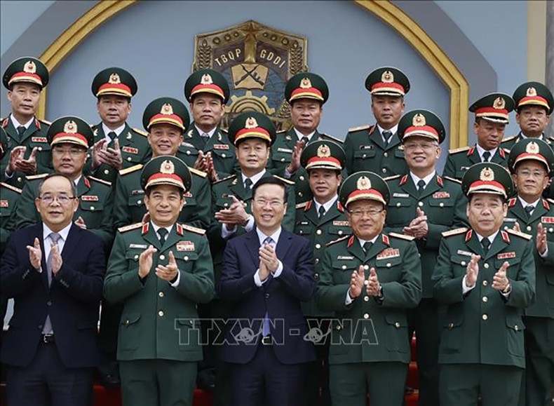 Президент Во Ван Тхыонг, руководители Министерства обороны, II главного управления и командиры бригады К3. Фото: ВИА Президент Во Ван Тхыонг, руководители Министерства обороны, II главного управления и командиры бригады К3. Фото: ВИА