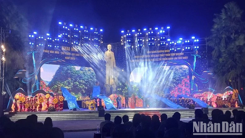 Художественная программа на мероприятии пропитана культурной самобытностью народностей в провинции Каобанг. Художественная программа на мероприятии пропитана культурной самобытностью народностей в провинции Каобанг.