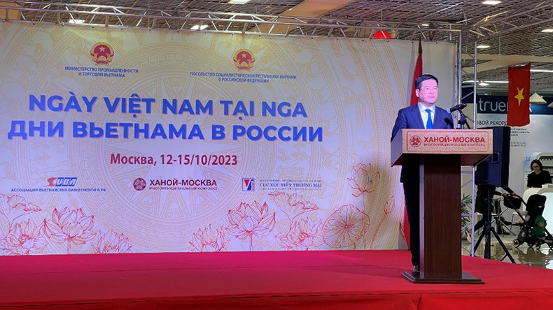 Министр Нгуен Хонг Зиен выступает на открытии программы «Дни Вьетнама в России». Министр Нгуен Хонг Зиен выступает на открытии программы «Дни Вьетнама в России».