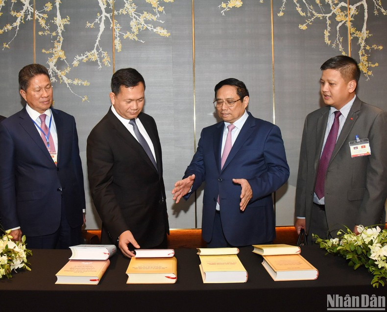 Премьер-министр Фам Минь Тьинь вручает книги Премьер-министру Камбоджи Хун Манету. Премьер-министр Фам Минь Тьинь вручает книги Премьер-министру Камбоджи Хун Манету.