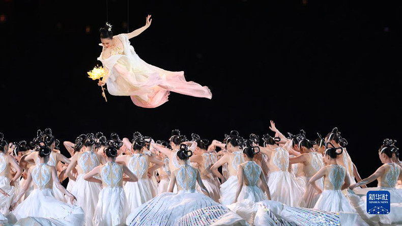 Художественный номер на церемонии закрытия.