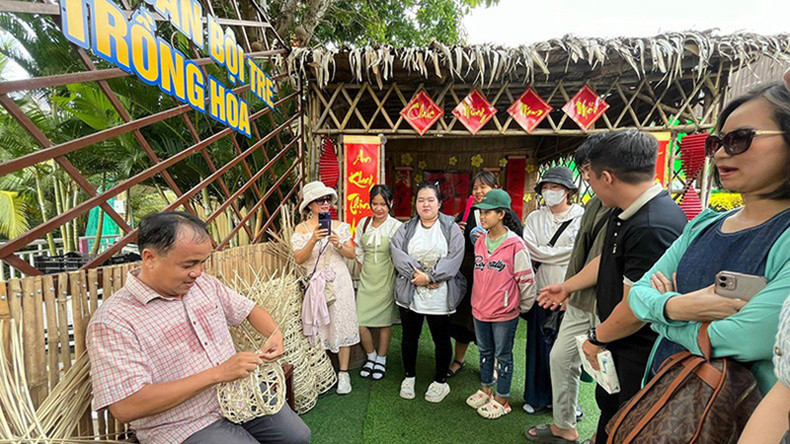 Фермеры цветочной деревни демонстрируют мастерство изготовления цветочных корзин. Фермеры цветочной деревни демонстрируют мастерство изготовления цветочных корзин.