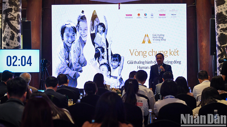 Представитель проекта выступает перед жюри. Представитель проекта выступает перед жюри.