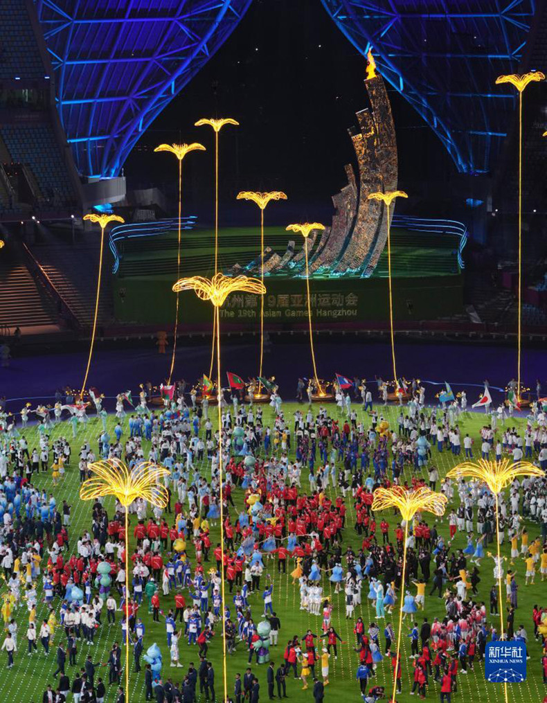 В центре собираются спортсмены спортивных делегаций.