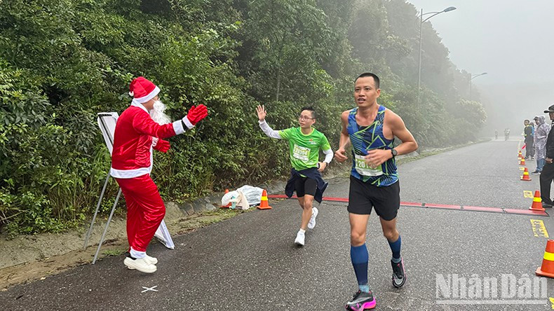 Дед Мороз поддерживает спортсменов.
