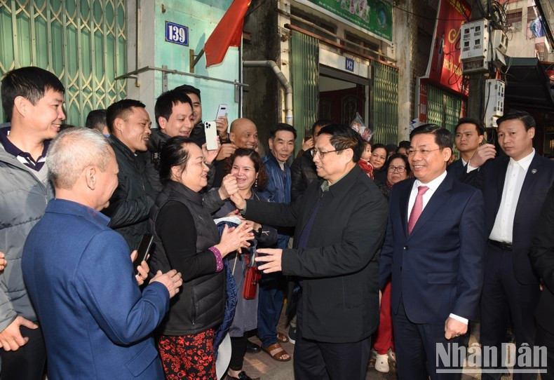 Премьер-министр Фам Минь Тьинь и жители города Бакжанг.