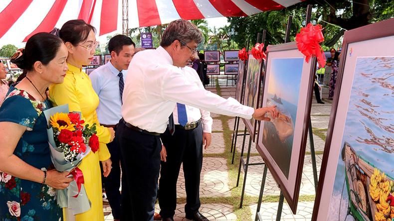 Делегаты осматривают фотографии, представленные на выставке. Делегаты осматривают фотографии, представленные на выставке.