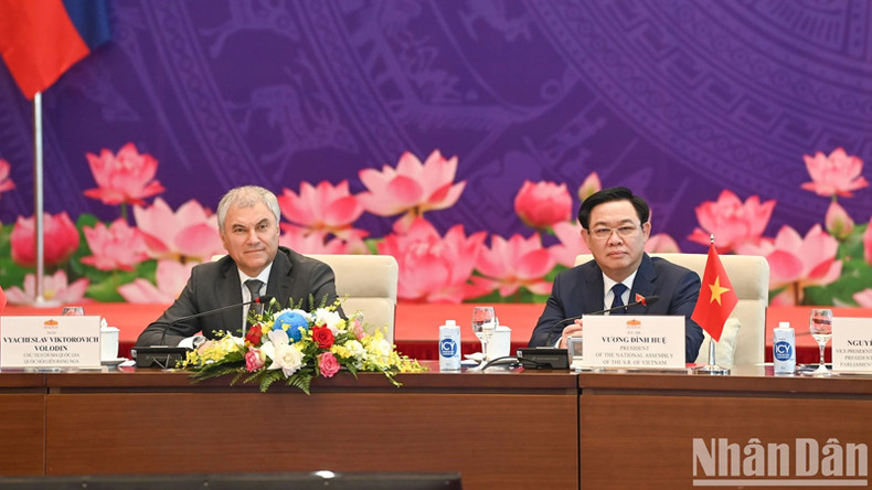 Председатель НС Выонг Динь Хюэ и Председатель Государственной думы Вячеслав Володин председательствуют на заседании. Фото: Зюи Линь Председатель НС Выонг Динь Хюэ и Председатель Государственной думы Вячеслав Володин председательствуют на заседании. Фото: Зюи Линь
