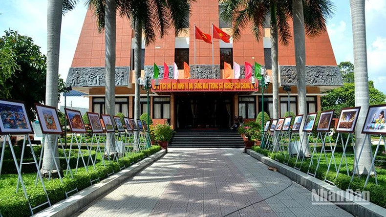 Работы выставлены в филиале Музея Хо Ши Мина в провинции Биньтхуан. Работы выставлены в филиале Музея Хо Ши Мина в провинции Биньтхуан.