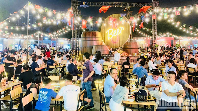 Жители и гости знакомятся с бельгийским пивом и кухней. Жители и гости знакомятся с бельгийским пивом и кухней.