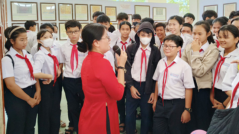 Ученики слушают представление о документах и картах, подтверждающих суверенитет Вьетнама над архипелагами Хоангша и Чыонгша. Ученики слушают представление о документах и картах, подтверждающих суверенитет Вьетнама над архипелагами Хоангша и Чыонгша.