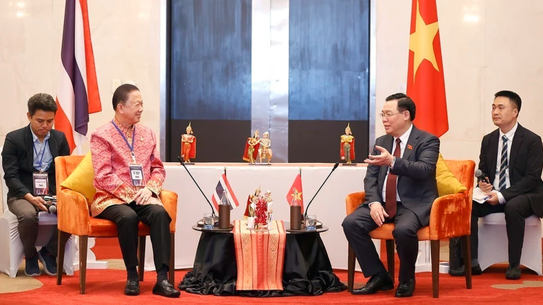Председатель НС Выонг Динь Хюэ принимает председателя Торговой палаты Таиланда Санана Ангубокука. Фото: ВИА Председатель НС Выонг Динь Хюэ принимает председателя Торговой палаты Таиланда Санана Ангубокука. Фото: ВИА