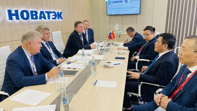 Министр Нгуен Хонг Зиен и руководители ПАО «Новатэк». Министр Нгуен Хонг Зиен и руководители ПАО «Новатэк».