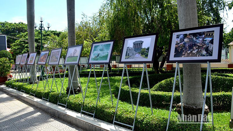 На выставке представлено 200 работ 82 авторов. На выставке представлено 200 работ 82 авторов.