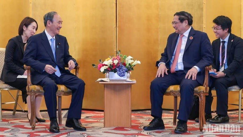 Премьер-министр Фам Минь Тьинь принимает бывшего Премьер-министра Японии Сугу Ёсихидэ. Фото: Нят Бак Премьер-министр Фам Минь Тьинь принимает бывшего Премьер-министра Японии Сугу Ёсихидэ. Фото: Нят Бак